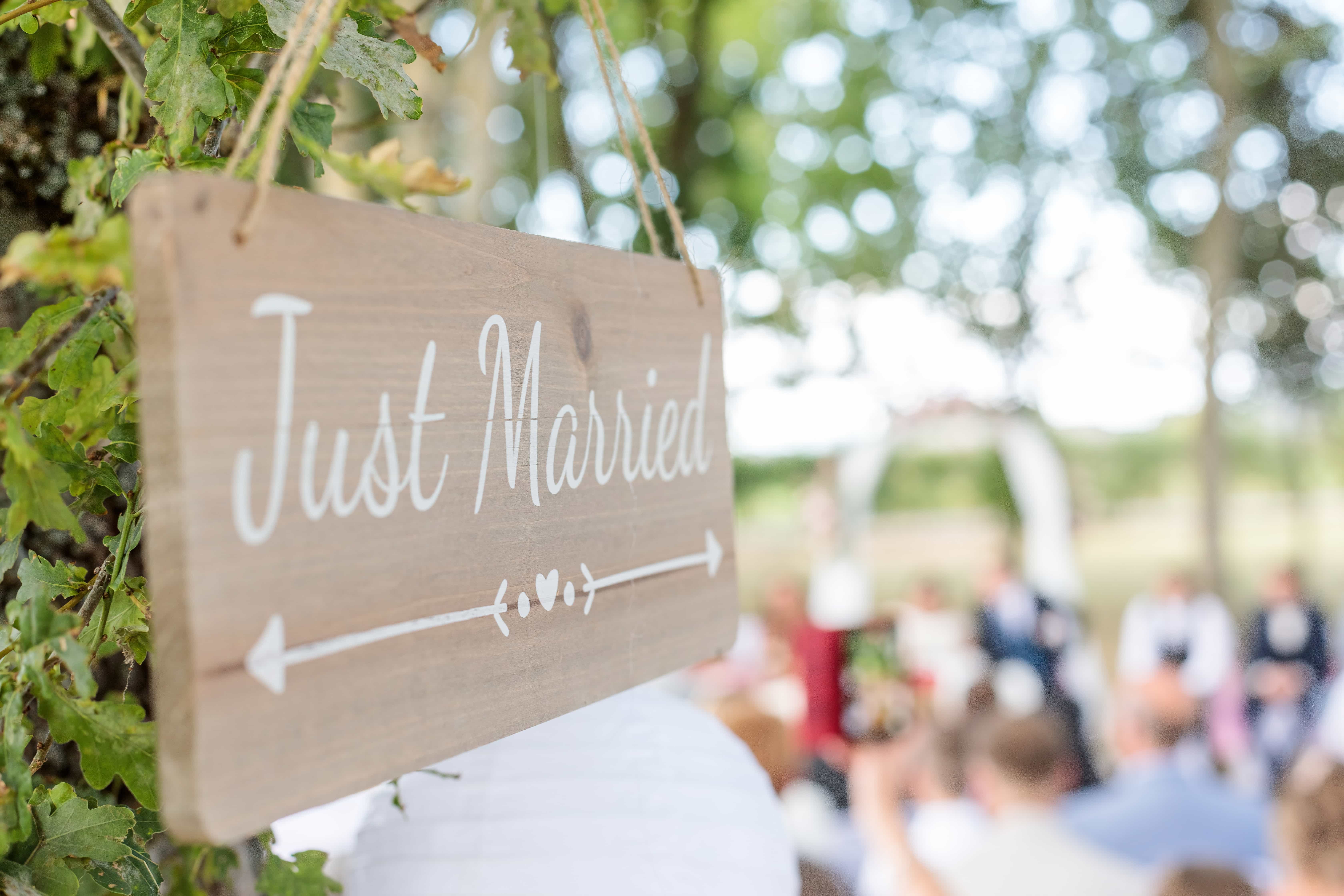 Cynthia et Valentin - La cérémonie laïque (86) Just married