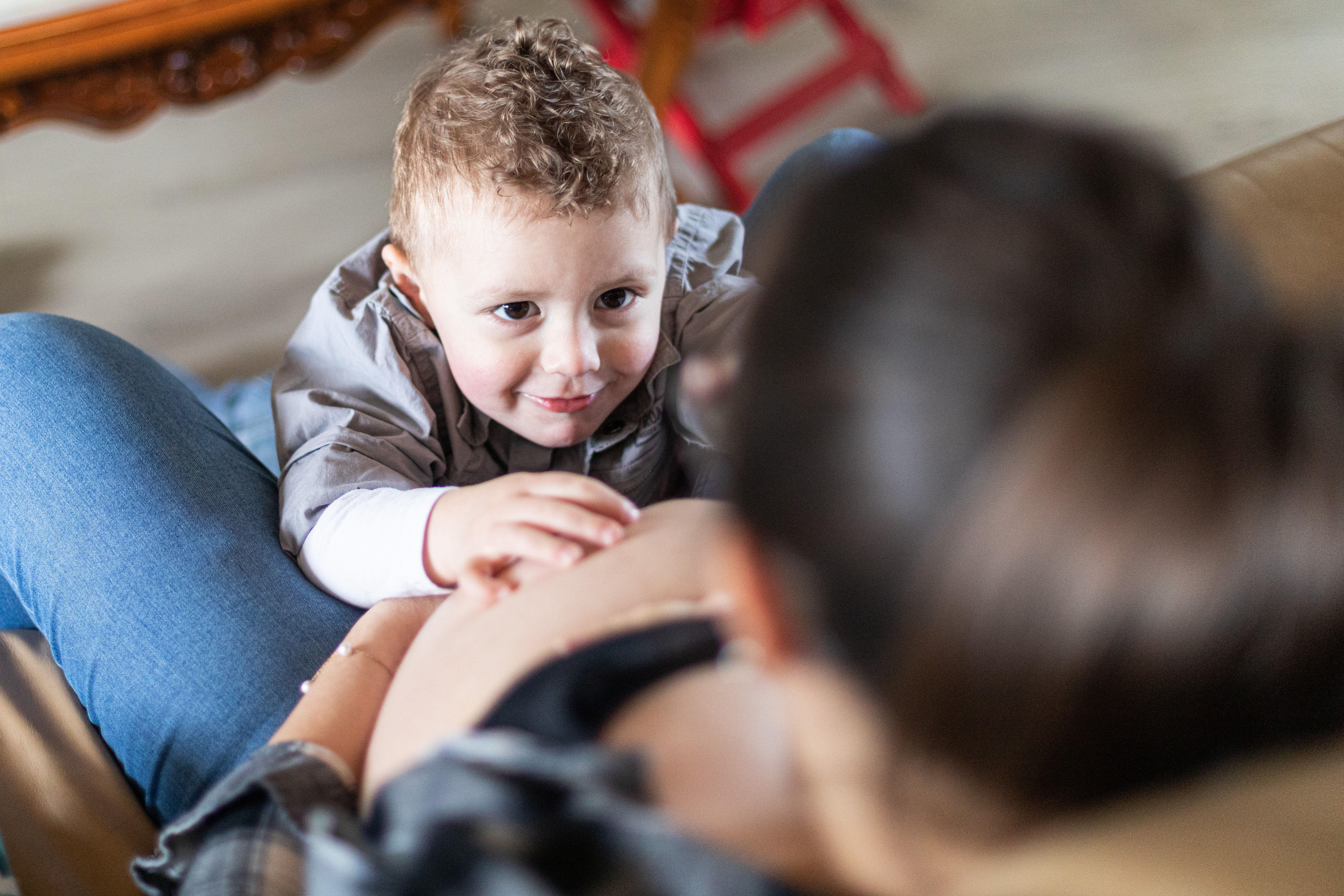 photo famille enfant regarde sa maman