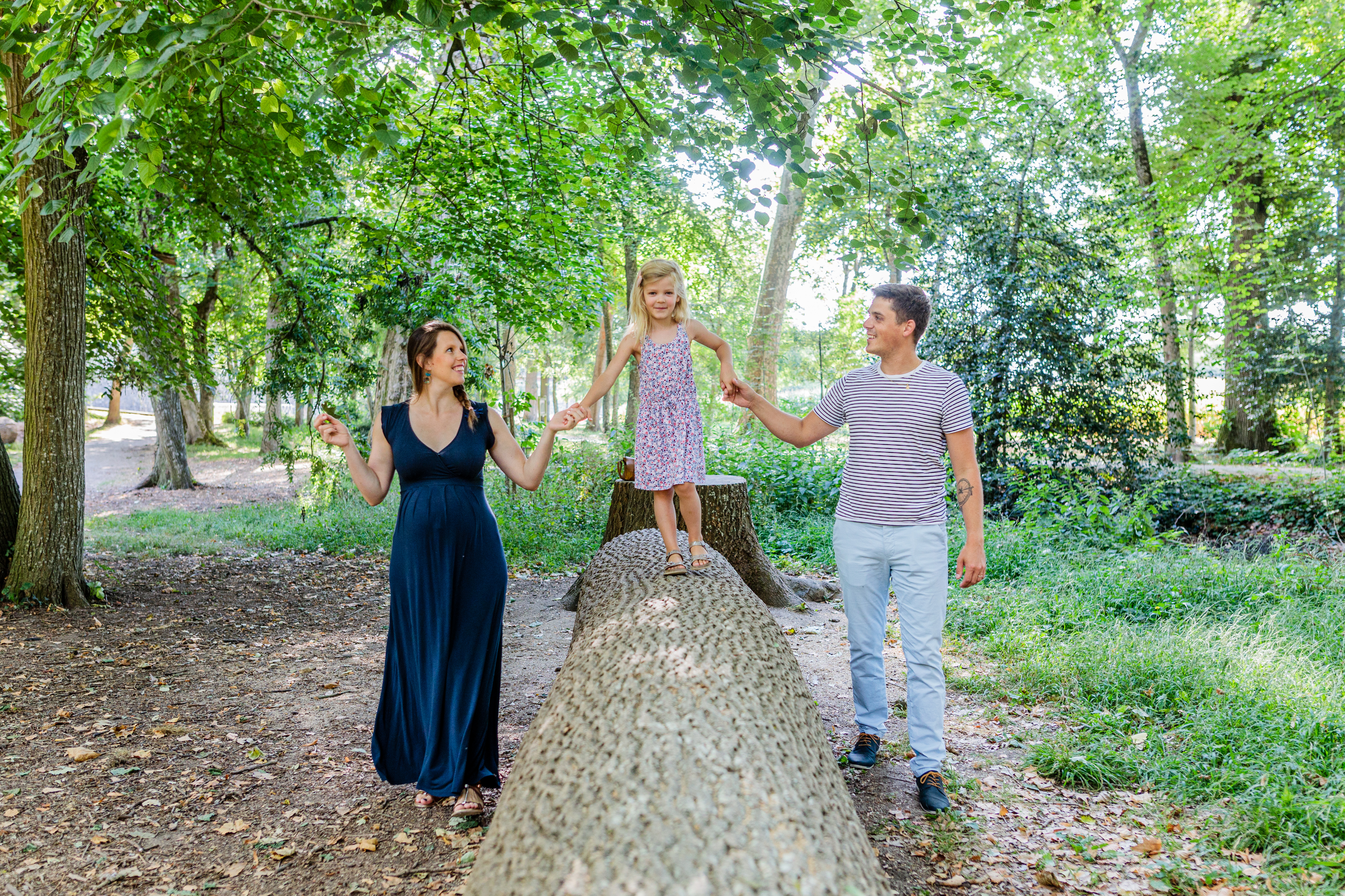 Photo famille grossesse fille marche sur un tronc d'arbre